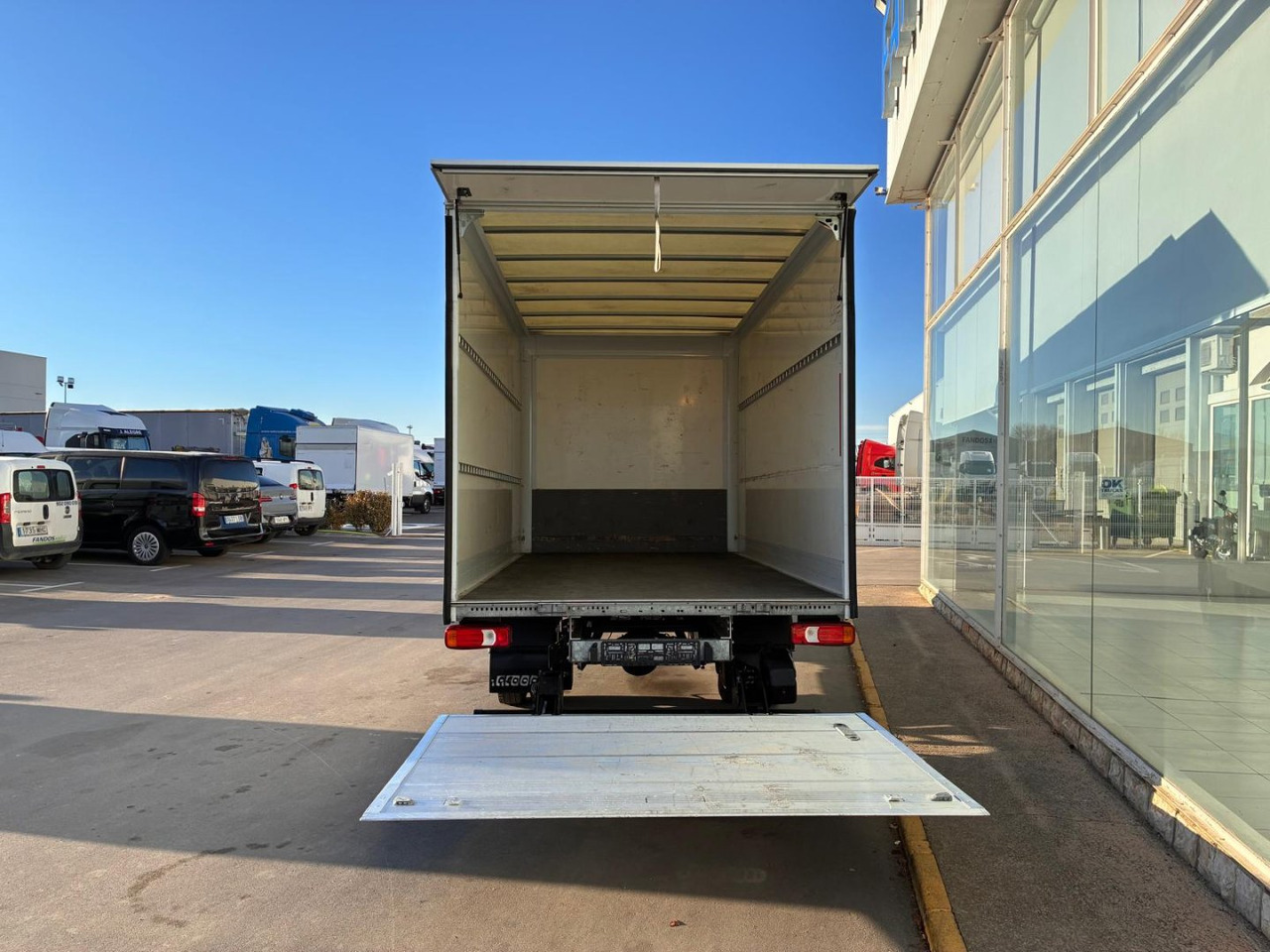 Caja cerrada con plataforma elevadora IVECO 35C16 20m3 - Фургон с закрытым кузовом: фото 5 Caja cerrada con plataforma elevadora IVECO 35C16 20m3 - Фургон с закрытым кузовом: фото 5
