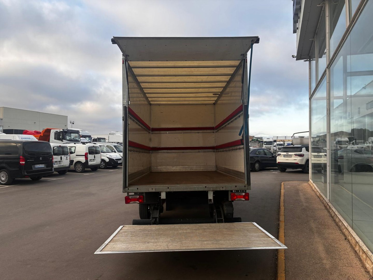 Caja cerrada con plataforma elevadora IVECO 35C16 3.0 20m3 - Фургон с закрытым кузовом: фото 5 Caja cerrada con plataforma elevadora IVECO 35C16 3.0 20m3 - Фургон с закрытым кузовом: фото 5