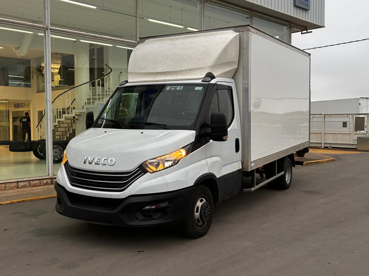 Caja cerrada con plataforma elevadora IVECO 35C16 3.0 20m3 - Фургон с закрытым кузовом: фото 1 Caja cerrada con plataforma elevadora IVECO 35C16 3.0 20m3 - Фургон с закрытым кузовом: фото 1