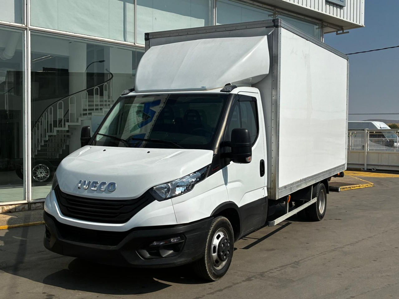 Caja cerrada con plataforma elevadora IVECO 35C16 3.0 20m3 - Фургон с закрытым кузовом: фото 1 Caja cerrada con plataforma elevadora IVECO 35C16 3.0 20m3 - Фургон с закрытым кузовом: фото 1