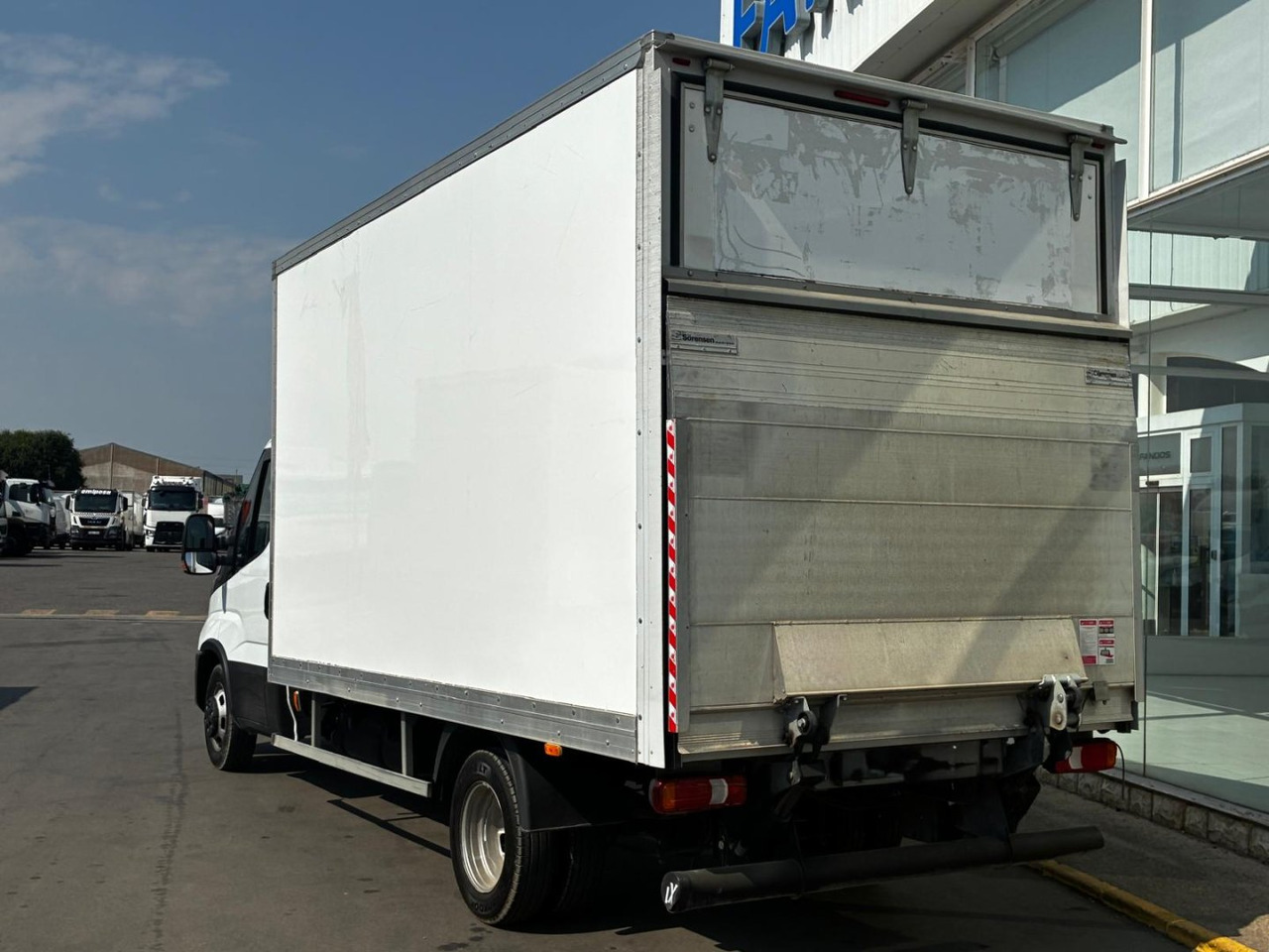 Caja cerrada con plataforma elevadora IVECO 35C16 3.0 20m3 - Фургон с закрытым кузовом: фото 4 Caja cerrada con plataforma elevadora IVECO 35C16 3.0 20m3 - Фургон с закрытым кузовом: фото 4