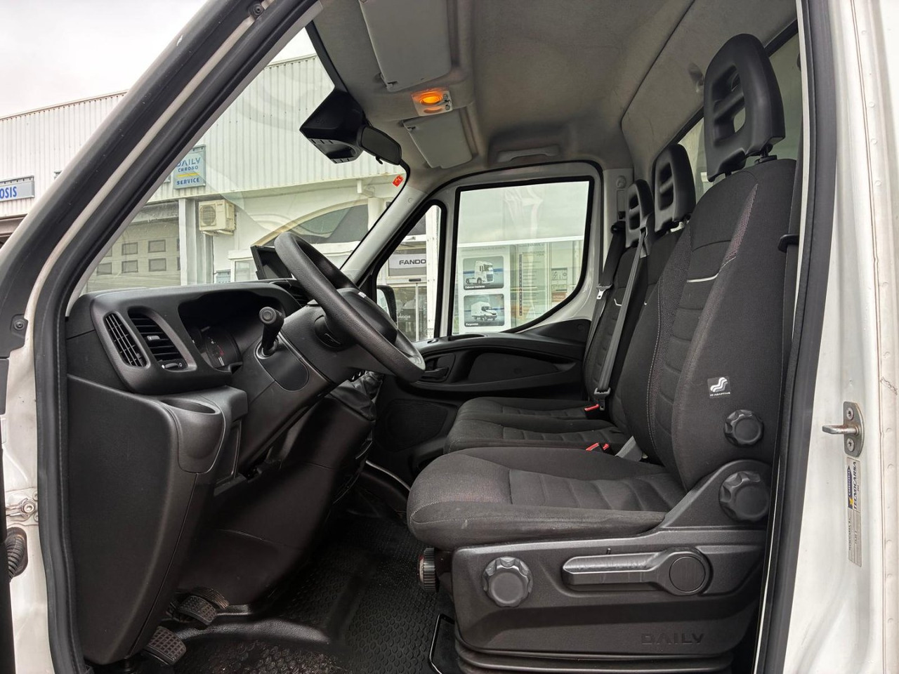 Фургон с закрытым кузовом Caja cerrada con plataforma elevadora IVECO 35C16 3.0 20m3 con puerta lateral: фото 9 Фургон с закрытым кузовом Caja cerrada con plataforma elevadora IVECO 35C16 3.0 20m3 con puerta lateral: фото 9