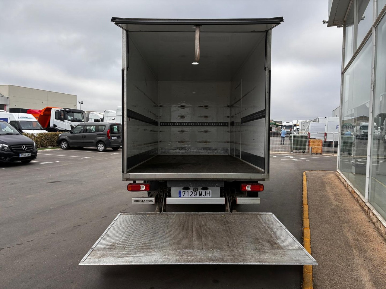 Caja cerrada con plataforma elevadora IVECO 35C16 3.0 20m3 con puerta lateral - Фургон с закрытым кузовом: фото 5 Caja cerrada con plataforma elevadora IVECO 35C16 3.0 20m3 con puerta lateral - Фургон с закрытым кузовом: фото 5