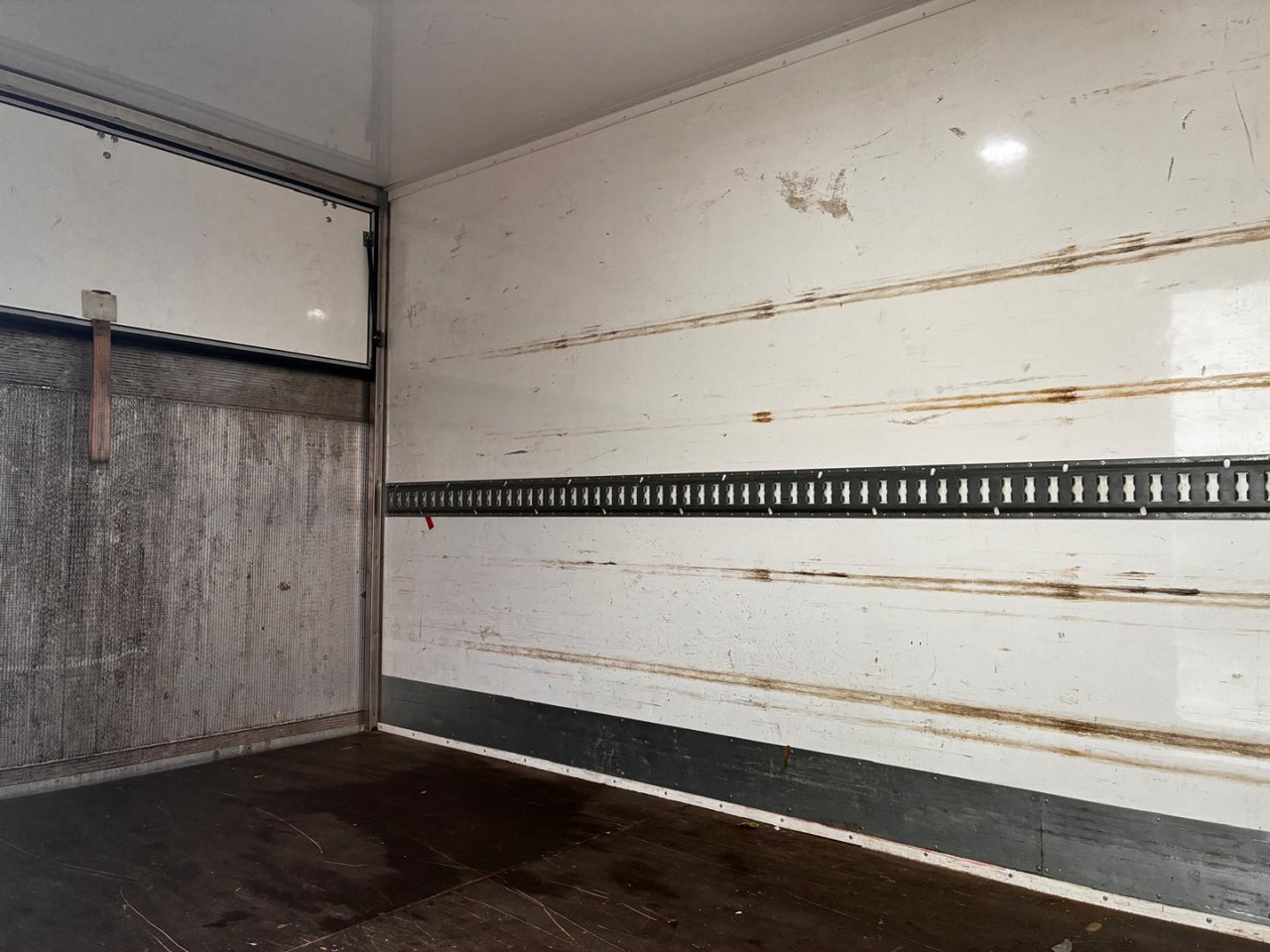 Фургон с закрытым кузовом Caja cerrada con plataforma elevadora IVECO 35C16 3.0 20m3 con puerta lateral: фото 8 Фургон с закрытым кузовом Caja cerrada con plataforma elevadora IVECO 35C16 3.0 20m3 con puerta lateral: фото 8