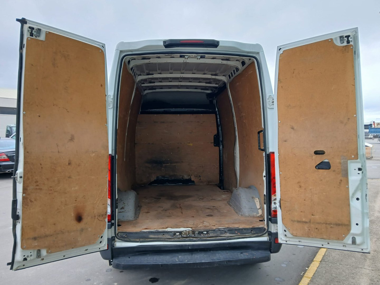 Furgón IVECO 35S16 10.8m3 - Цельнометаллический фургон: фото 4 Furgón IVECO 35S16 10.8m3 - Цельнометаллический фургон: фото 4