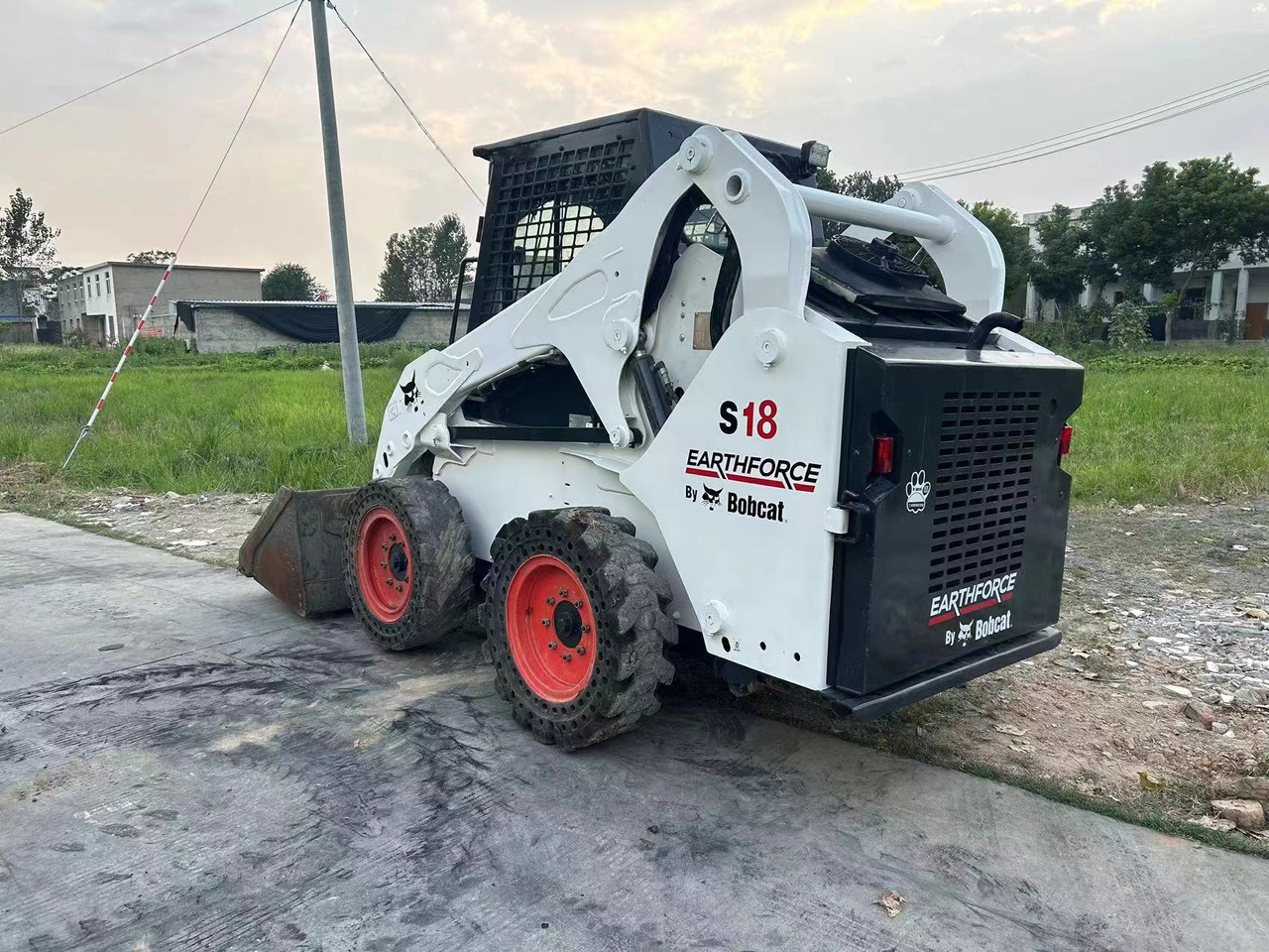 BOBCAT S18 - Мини-погрузчик с бортовым поворотом: фото 1 BOBCAT S18 - Мини-погрузчик с бортовым поворотом: фото 1