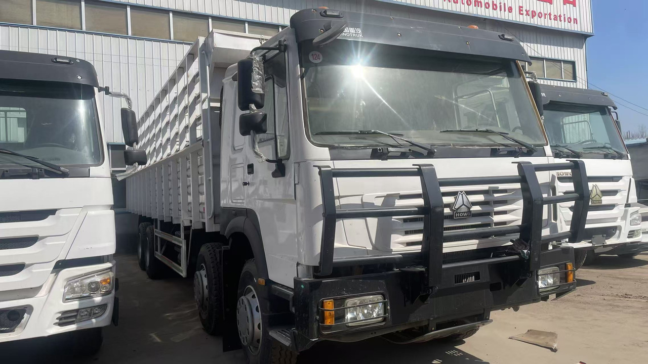 SINOTRUK HOWO 8*4 12 TIRES TWELVE WHEELS WITH FENCE - Грузовик для перевозки животных: фото 4 SINOTRUK HOWO 8*4 12 TIRES TWELVE WHEELS WITH FENCE - Грузовик для перевозки животных: фото 4
