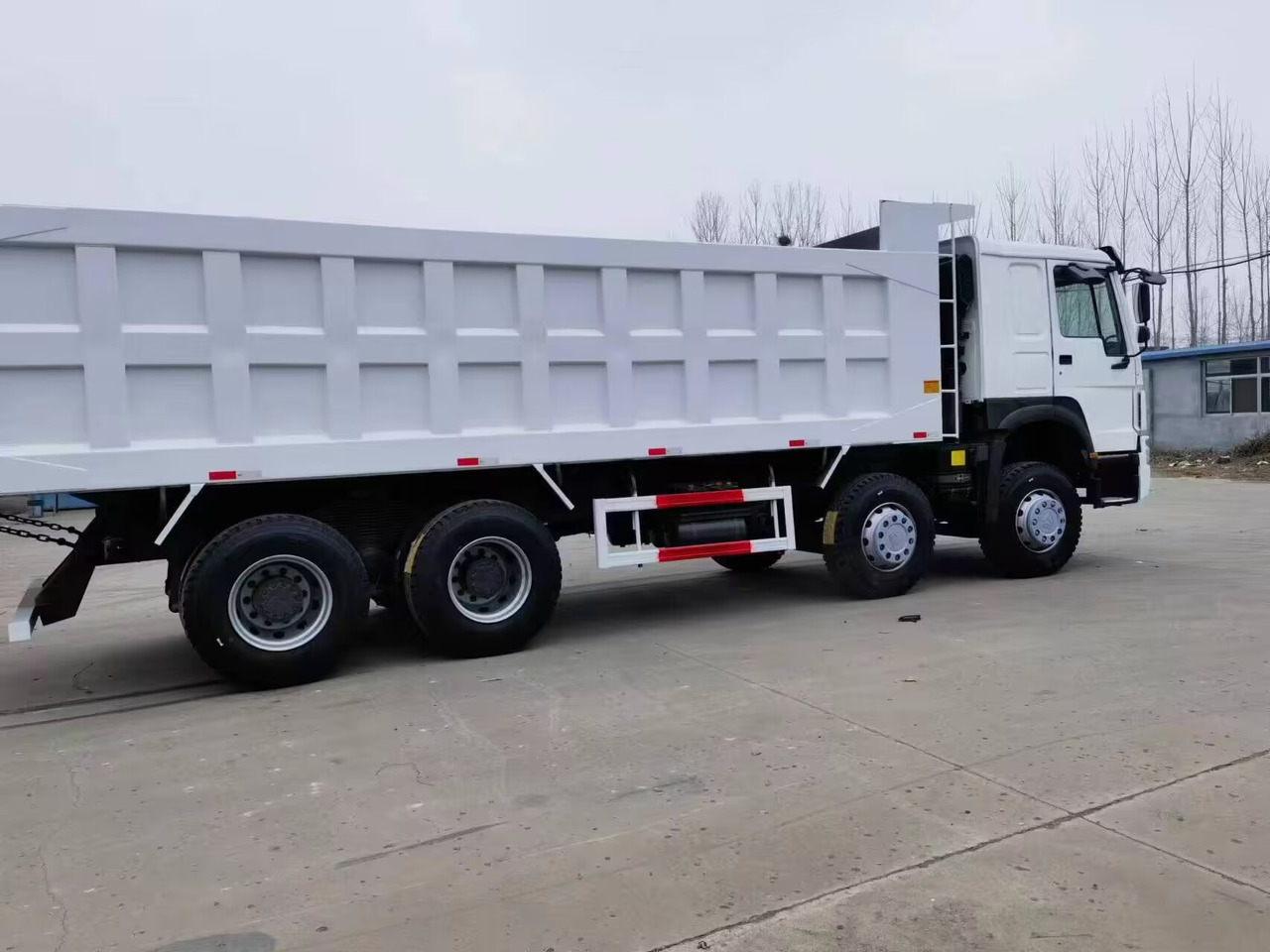 SINOTRUK HOWO 8*4 12 WHEELS TIRES 371 3750 380 400 420 6*4 - Самосвал: фото 1 SINOTRUK HOWO 8*4 12 WHEELS TIRES 371 3750 380 400 420 6*4 - Самосвал: фото 1