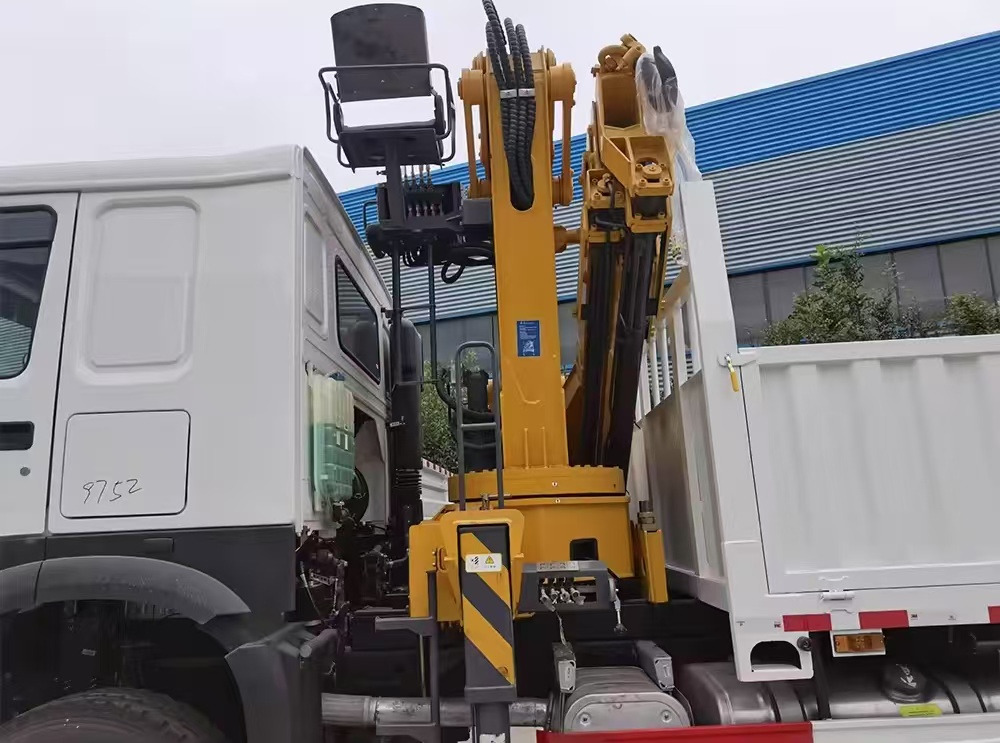 SINOTRUK HOWO 8 TON Knuckle Boom Crane TRUCK MOUNTED CRANE - Автоманипулятор: фото 3 SINOTRUK HOWO 8 TON Knuckle Boom Crane TRUCK MOUNTED CRANE - Автоманипулятор: фото 3