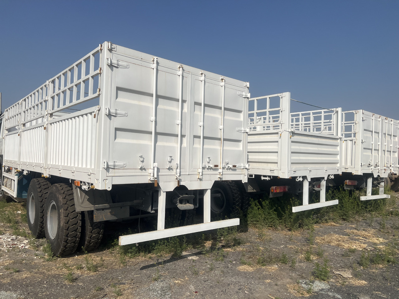 SINOTRUK HOWO DUMP TRUCK LIVESTOCK TRUCK WITH FENCE 371 380 400 420 460 HP - Грузовик для перевозки животных: фото 1 SINOTRUK HOWO DUMP TRUCK LIVESTOCK TRUCK WITH FENCE 371 380 400 420 460 HP - Грузовик для перевозки животных: фото 1