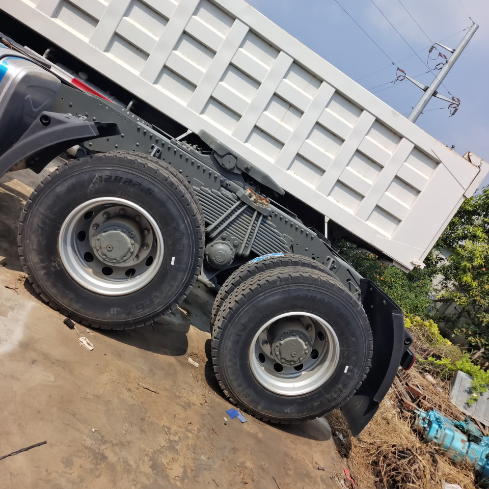 SINOTRUK HOWO 371 375 TRACOR HEAD - Тягач: фото 2 SINOTRUK HOWO 371 375 TRACOR HEAD - Тягач: фото 2