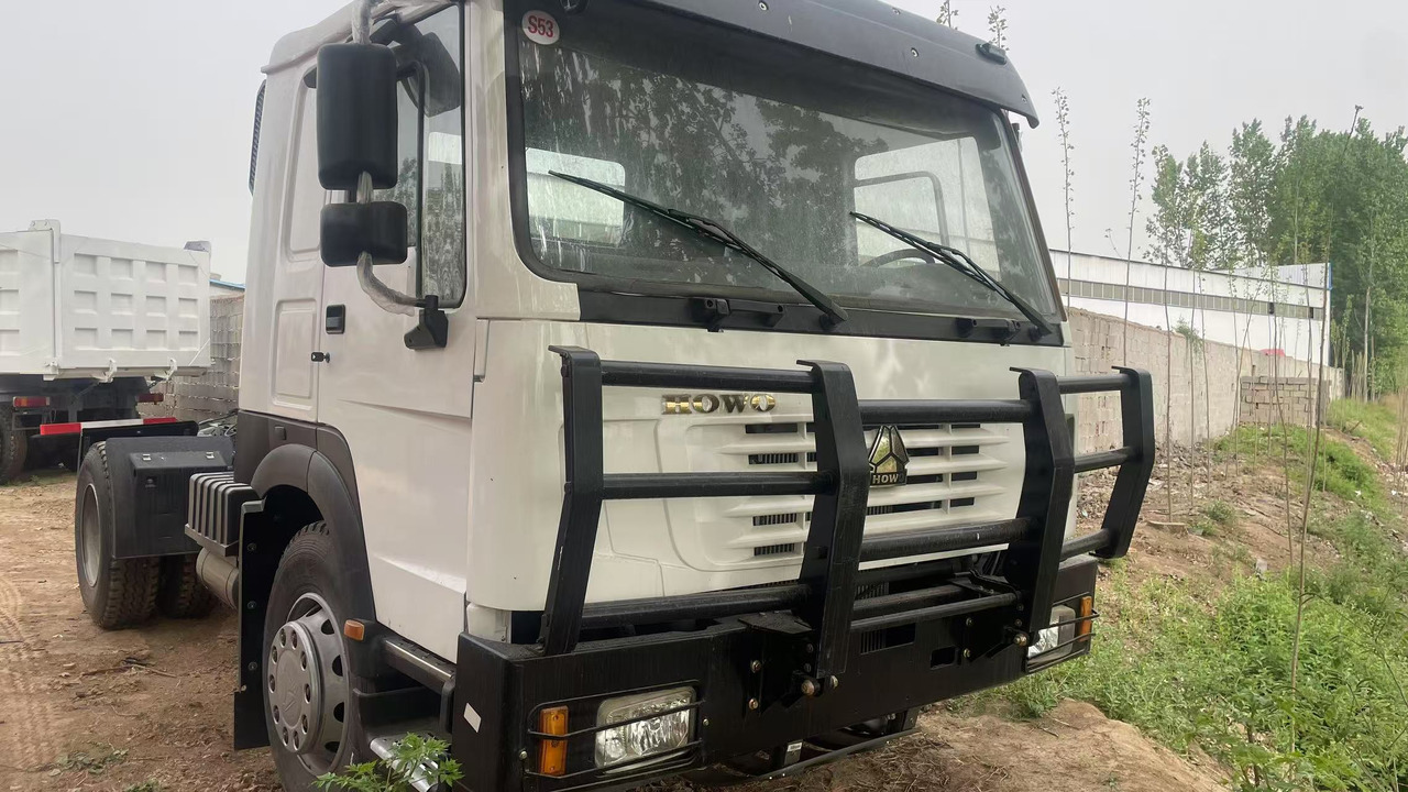 SINOTRUK HOWO 4*2 TRACTOR HEAD 371 375 380 400 420 HP - Тягач: фото 1 SINOTRUK HOWO 4*2 TRACTOR HEAD 371 375 380 400 420 HP - Тягач: фото 1