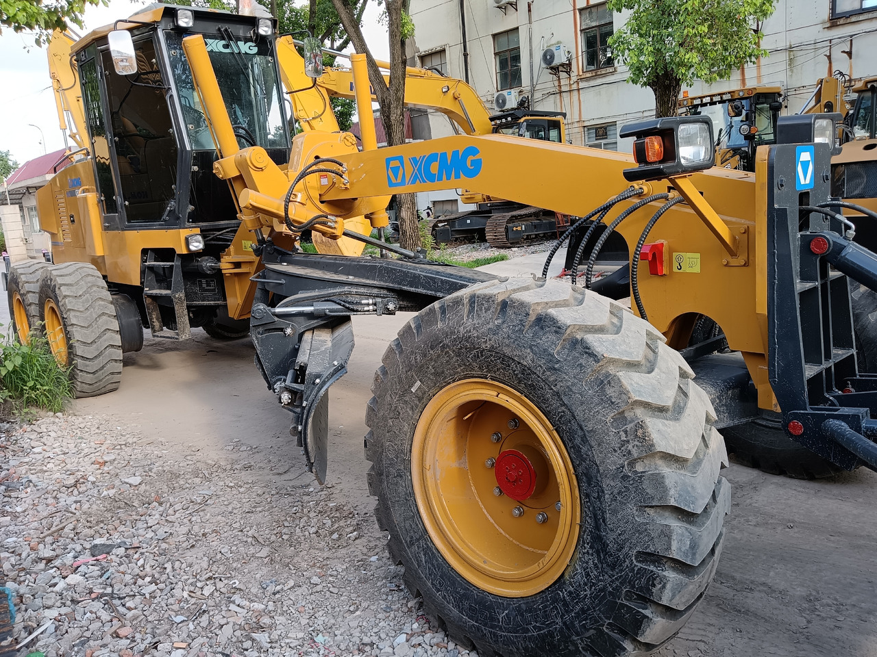 XCMG GR 2153 WITH RIPPER AND TWO BLADES - Грейдер: фото 1 XCMG GR 2153 WITH RIPPER AND TWO BLADES - Грейдер: фото 1