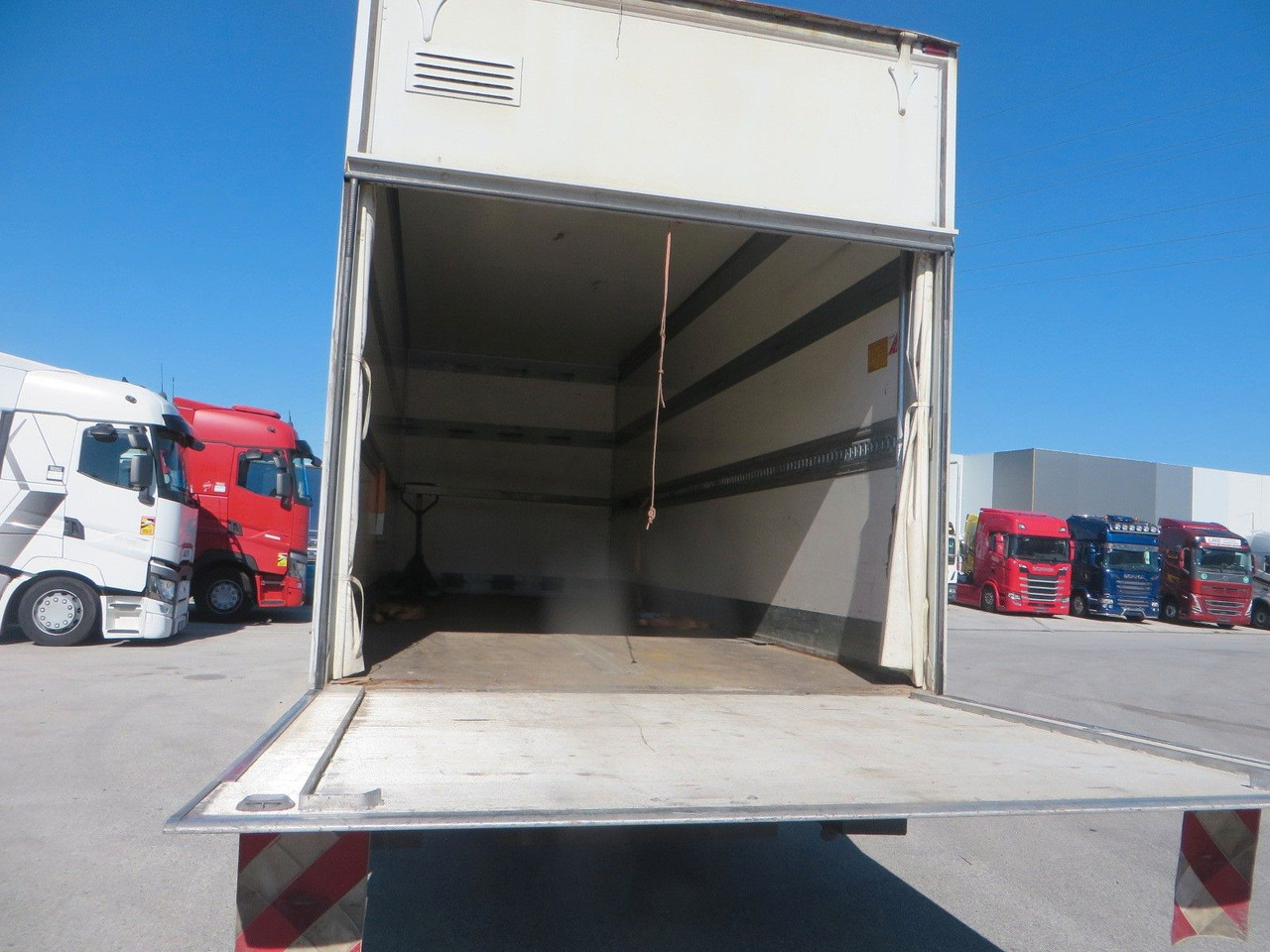 Mercedes-Benz Atego 1024 Box body with tail lift - Грузовик с закрытым кузовом: фото 5 Mercedes-Benz Atego 1024 Box body with tail lift - Грузовик с закрытым кузовом: фото 5