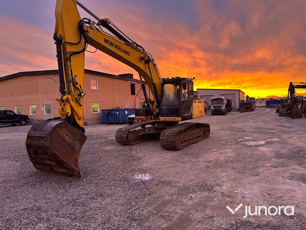 Bandgrävare - New Holland, E215C - Гусеничный экскаватор: фото 1 Bandgrävare - New Holland, E215C - Гусеничный экскаватор: фото 1