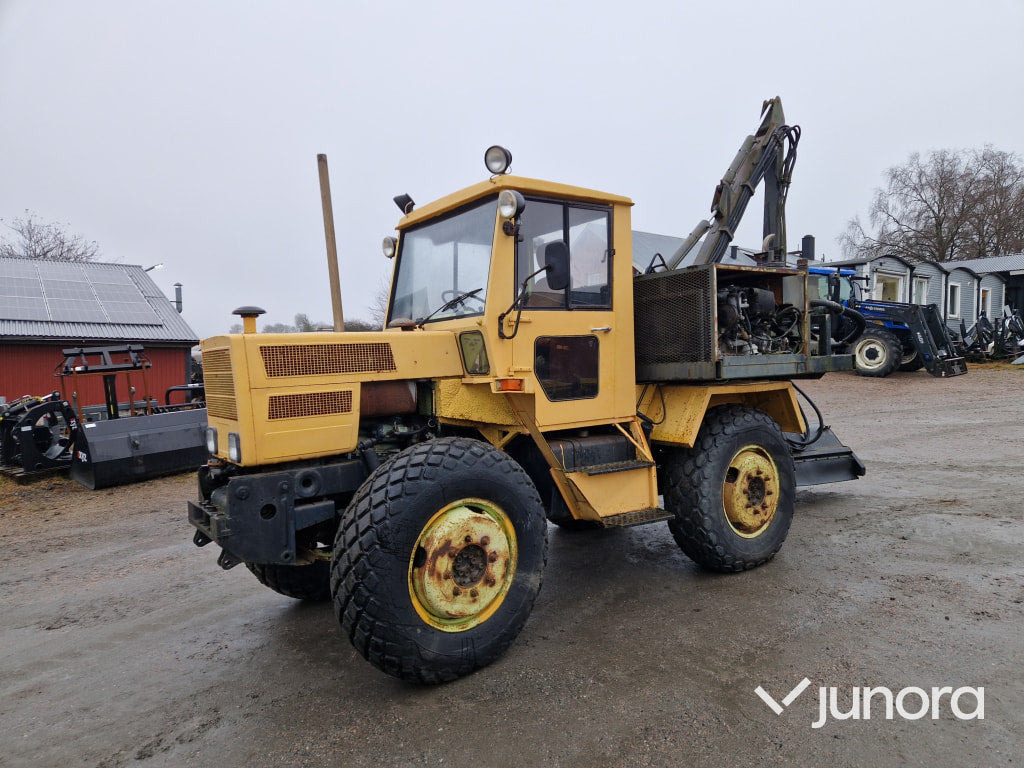 Traktor - MB-Track, med buskröjare - Трактор: фото 1 Traktor - MB-Track, med buskröjare - Трактор: фото 1