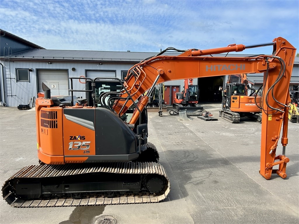 Hitachi ZX135US-7 - Гусеничный экскаватор: фото 5 Hitachi ZX135US-7 - Гусеничный экскаватор: фото 5