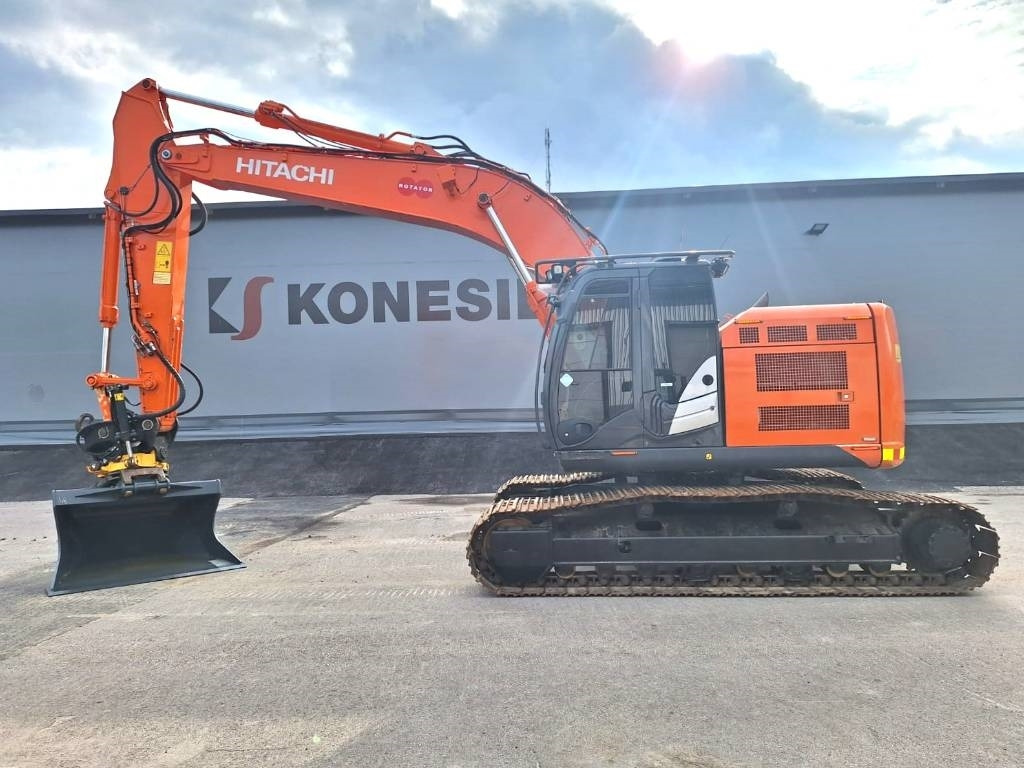 Hitachi ZX225USLC-5 PYÖRITTÄJÄLLÄ - Гусеничный экскаватор: фото 1 Hitachi ZX225USLC-5 PYÖRITTÄJÄLLÄ - Гусеничный экскаватор: фото 1