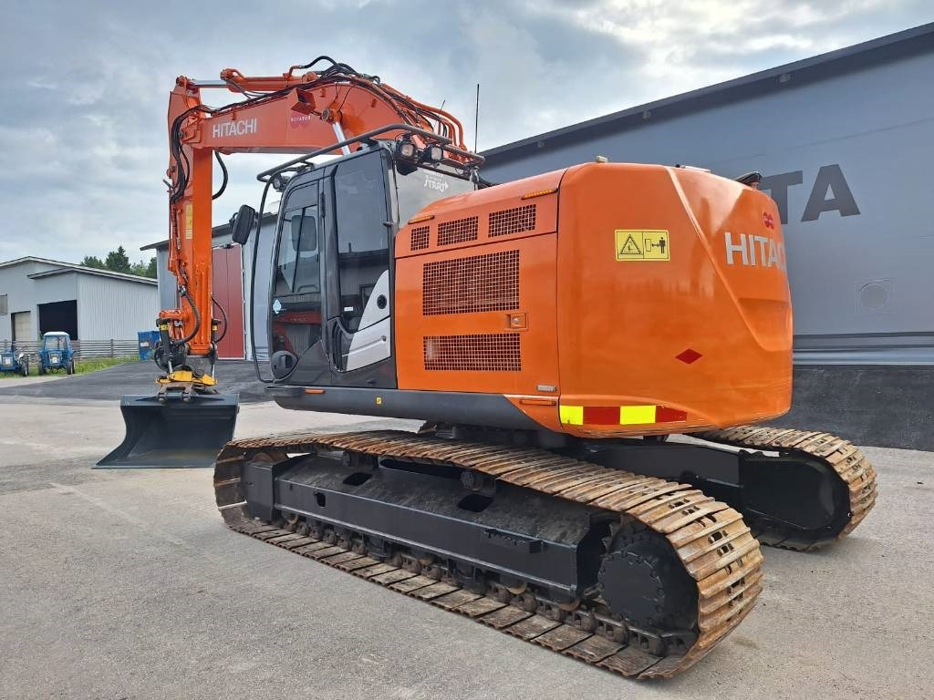 Hitachi ZX225USLC-5 PYÖRITTÄJÄLLÄ - Гусеничный экскаватор: фото 2 Hitachi ZX225USLC-5 PYÖRITTÄJÄLLÄ - Гусеничный экскаватор: фото 2