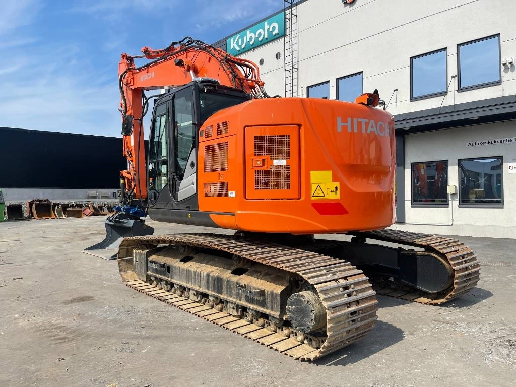 Hitachi ZX225USLC-6 PYÖRITTÄJÄLLÄ - Гусеничный экскаватор: фото 2 Hitachi ZX225USLC-6 PYÖRITTÄJÄLLÄ - Гусеничный экскаватор: фото 2