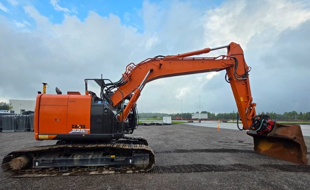 Hitachi ZX225USRLC-6 - Гусеничный экскаватор: фото 3 Hitachi ZX225USRLC-6 - Гусеничный экскаватор: фото 3