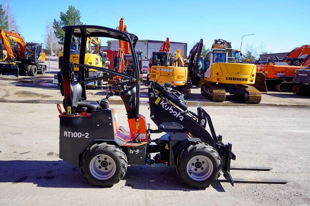 Kubota RT100-2 - Компактный фронтальный погрузчик: фото 5 Kubota RT100-2 - Компактный фронтальный погрузчик: фото 5