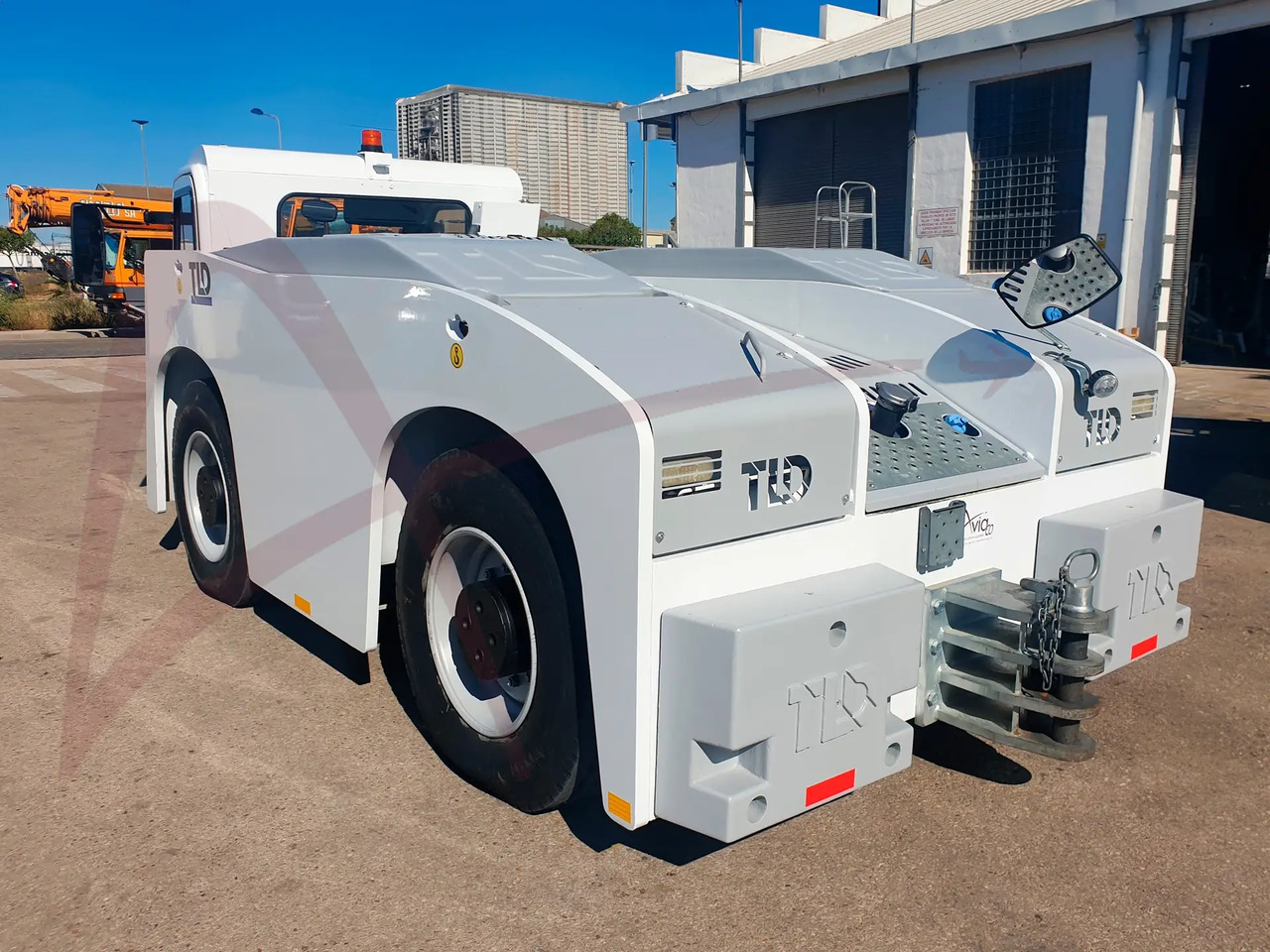 TLD TMX 350-28 - Аэродромный тягач: фото 3 TLD TMX 350-28 - Аэродромный тягач: фото 3