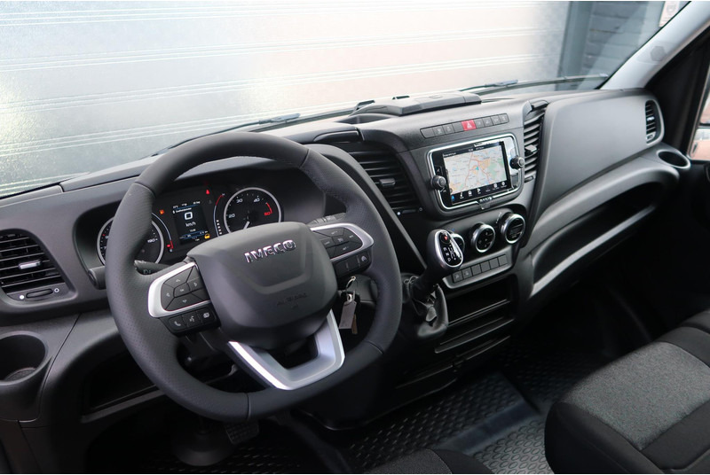 Фото интерьера 3: Цельнометаллический фургон Iveco Daily 35S18HV 3.0 35 L2H2 BPM VRIJ/ LED/ NAVI/ CAMERA/ CLIMA