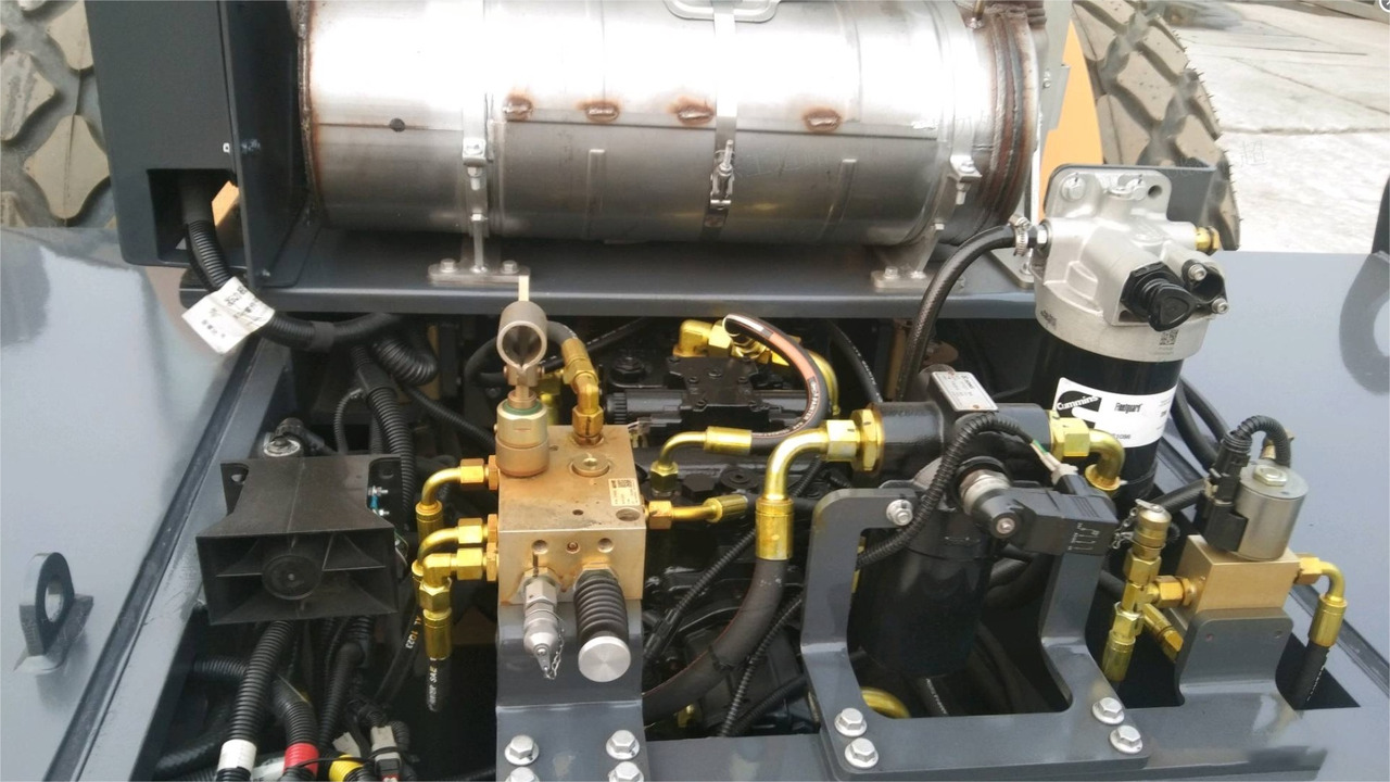 XCMG CV123 used 12ton single drum vibratory compactor price - Дорожный каток: фото 4 XCMG CV123 used 12ton single drum vibratory compactor price - Дорожный каток: фото 4