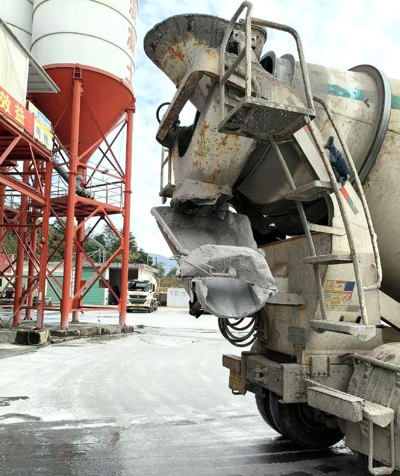 XCMG Official Used Concrete Mixer Truck HOWO G4802D 12m³ Cement Mixer Truck Price - Автобетоносмеситель: фото 2 XCMG Official Used Concrete Mixer Truck HOWO G4802D 12m³ Cement Mixer Truck Price - Автобетоносмеситель: фото 2