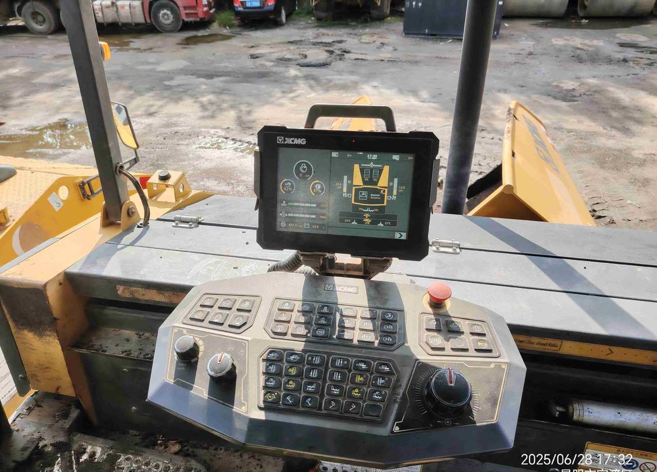 XCMG RP905HDIV used hydraulic mobile asphalt paver - Асфальтоукладчик: фото 4 XCMG RP905HDIV used hydraulic mobile asphalt paver - Асфальтоукладчик: фото 4