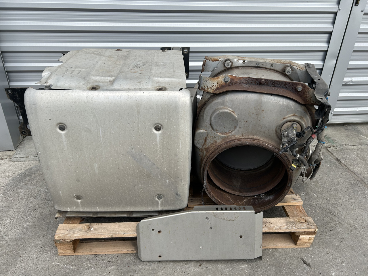 DAF CATALYTIC CONVERTER FOR DAF XF 106 BDF - Катализатор: фото 1 DAF CATALYTIC CONVERTER FOR DAF XF 106 BDF - Катализатор: фото 1