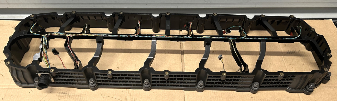 DAF ENGINE VALVE COVER + SPACER FRAME XF 106 - Головка блока: фото 5 DAF ENGINE VALVE COVER + SPACER FRAME XF 106 - Головка блока: фото 5