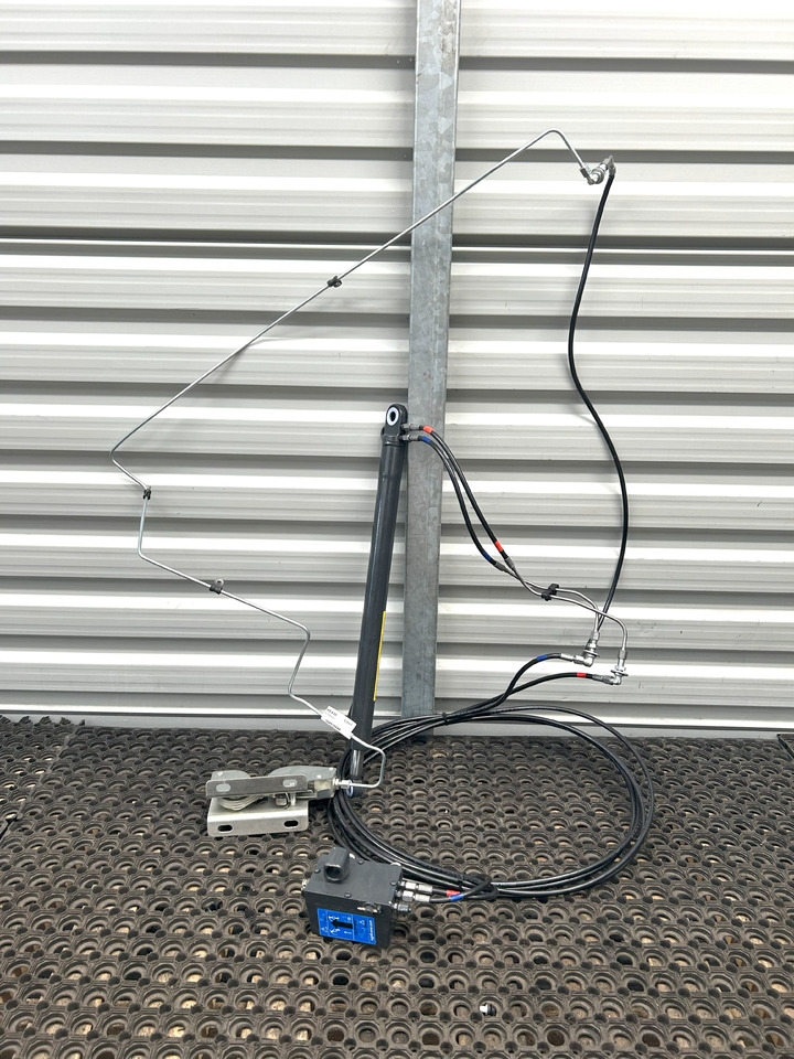 IVECO EUROCARGO 75E MLC CABIN LIFTING KIT - Гидравлический цилиндр: фото 1 IVECO EUROCARGO 75E MLC CABIN LIFTING KIT - Гидравлический цилиндр: фото 1