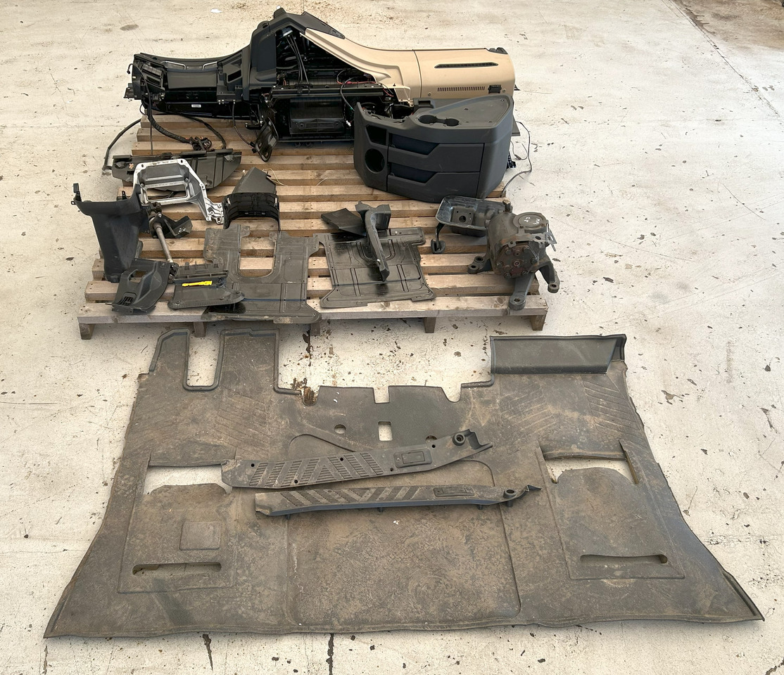 MERCEDES-BENZ COMPLETE INTERIOR CONSOLE - DASHBOARD FOR A BRITISH MERCEDES ACTROS MP4 - Кабина: фото 3 MERCEDES-BENZ COMPLETE INTERIOR CONSOLE - DASHBOARD FOR A BRITISH MERCEDES ACTROS MP4 - Кабина: фото 3