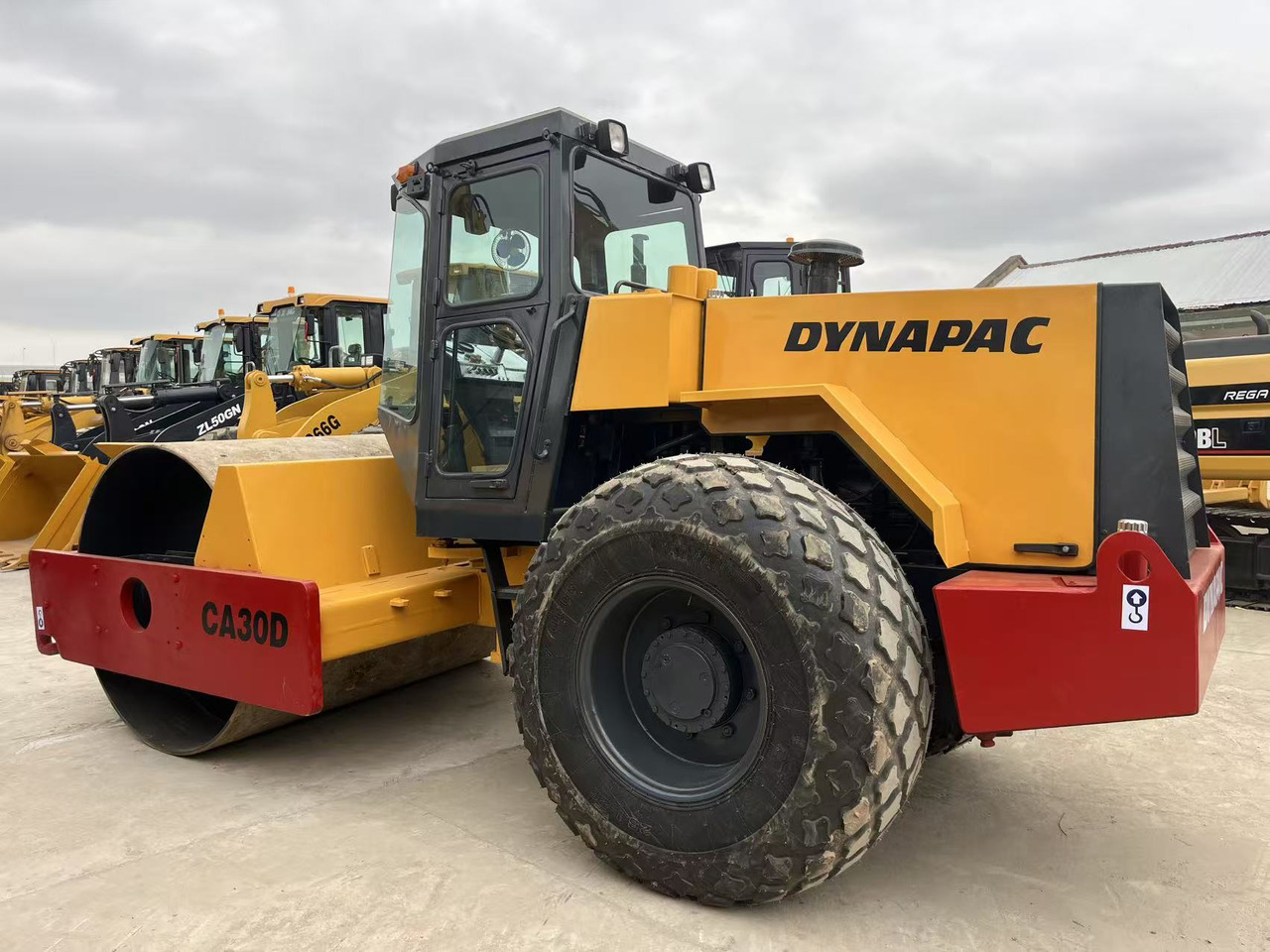 Dynapac Vibratory Road roller CA30D, CA25D Good Price on Sale - Дорожный каток: фото 1 Dynapac Vibratory Road roller CA30D, CA25D Good Price on Sale - Дорожный каток: фото 1