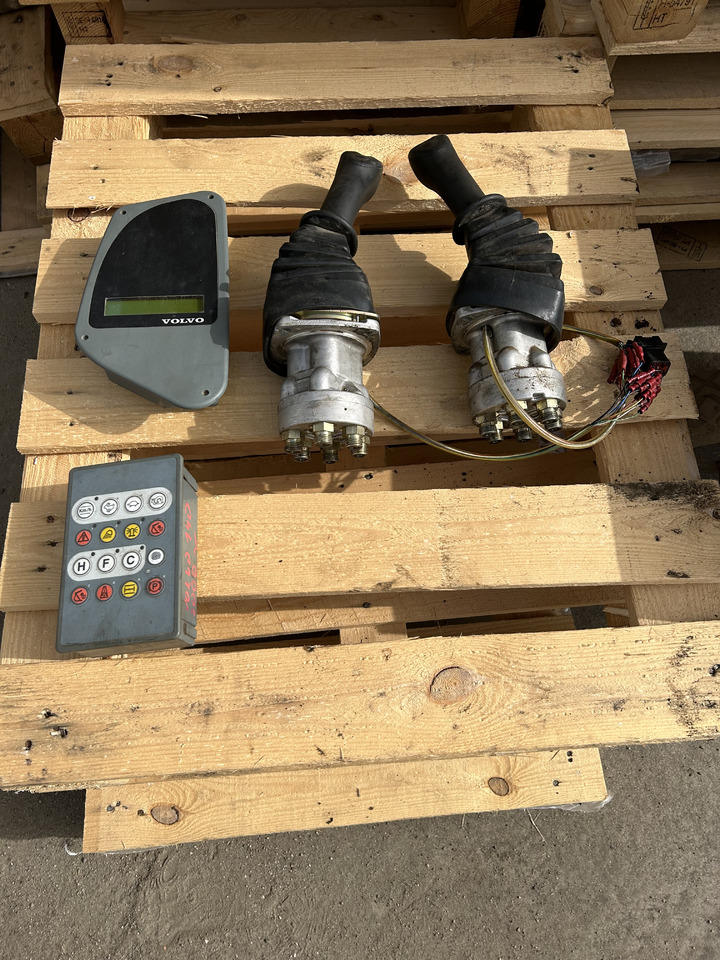 Volvo EW 140 - Кабина и интерьер для Экскаваторов: фото 3 Volvo EW 140 - Кабина и интерьер для Экскаваторов: фото 3