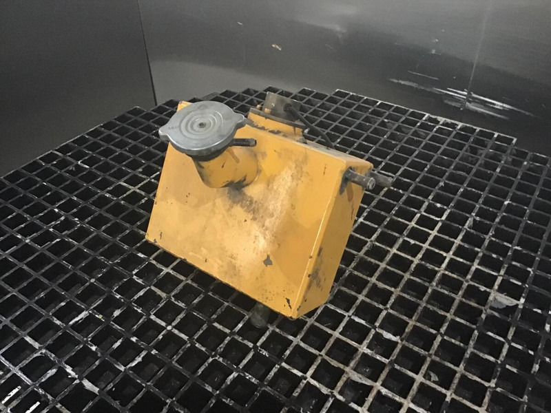 Liebherr Equalizing Reservoir - Расширительный бачок: фото 3 Liebherr Equalizing Reservoir - Расширительный бачок: фото 3