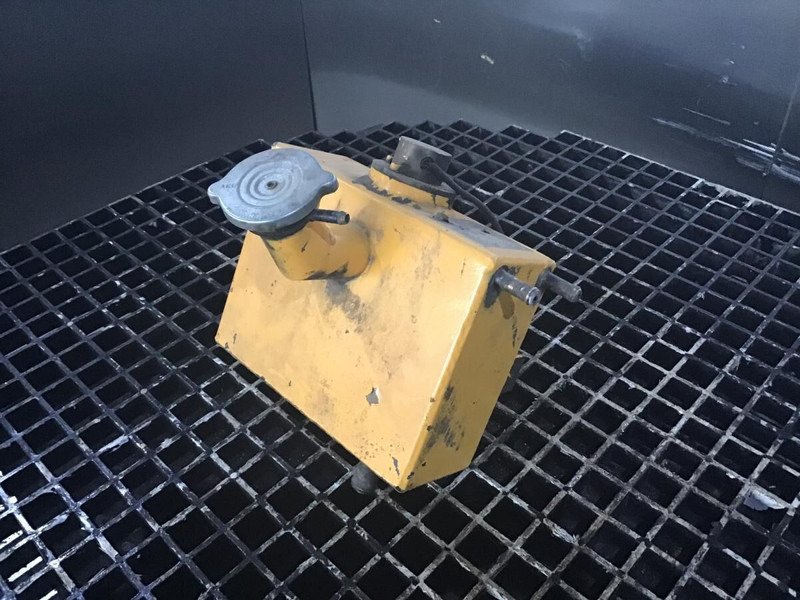 Liebherr Equalizing Reservoir - Расширительный бачок: фото 1 Liebherr Equalizing Reservoir - Расширительный бачок: фото 1