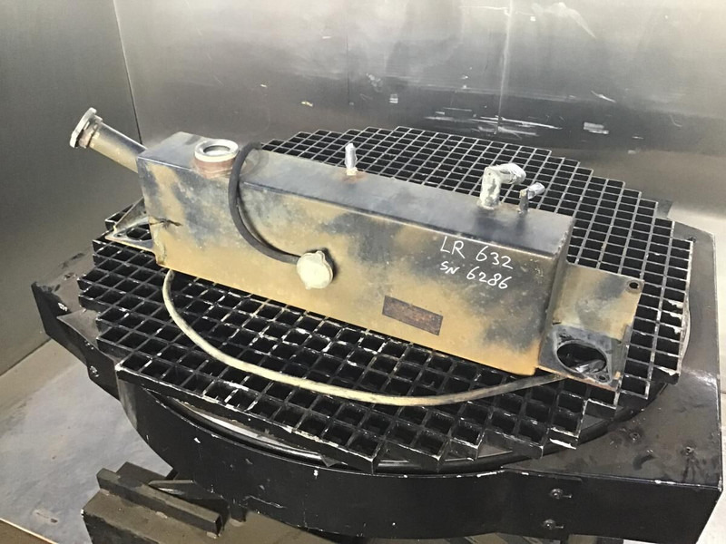 Liebherr Equalizing Reservoir - Расширительный бачок: фото 1 Liebherr Equalizing Reservoir - Расширительный бачок: фото 1