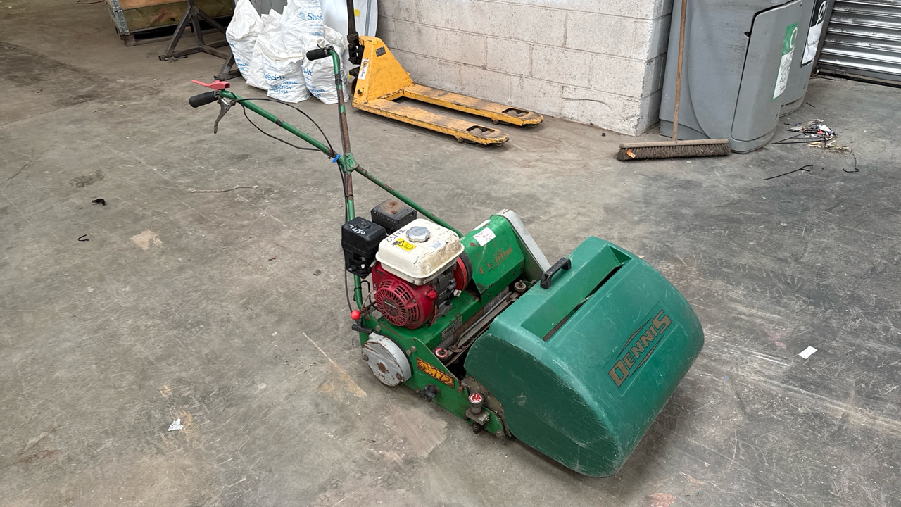 DENNIS FT20 PEDESTRIAN CYLINDER MOWER WITH 5K UNIT AND GRASS BOX - Строительное оборудование: фото 2 DENNIS FT20 PEDESTRIAN CYLINDER MOWER WITH 5K UNIT AND GRASS BOX - Строительное оборудование: фото 2