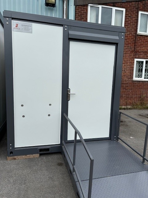 DISABLED TOILET UNIT INCL. RAMP, INSULATED, FORKLIFT LIFTING POINT - Жилой контейнер: фото 1 DISABLED TOILET UNIT INCL. RAMP, INSULATED, FORKLIFT LIFTING POINT - Жилой контейнер: фото 1
