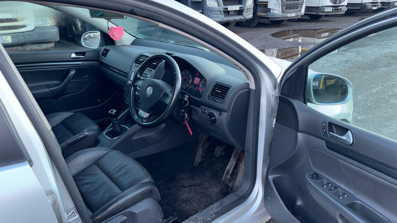 VOLKSWAGEN GOLF 2.0 GT Sport TDI 170 DPF - Хэтчбек: фото 5 VOLKSWAGEN GOLF 2.0 GT Sport TDI 170 DPF - Хэтчбек: фото 5