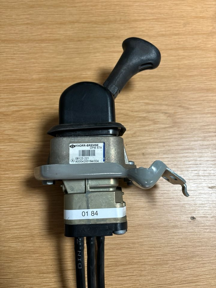 Mercedes KNORR-BREMSE Bremsventil Handbremsventil A0004200184 - Рычаг переключения передач для Грузовиков: фото 1 Mercedes KNORR-BREMSE Bremsventil Handbremsventil A0004200184 - Рычаг переключения передач для Грузовиков: фото 1