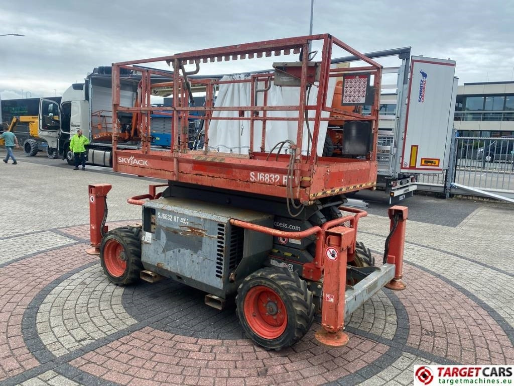 SkyJack SJ6832 RT Diesel 4x4 Scissor Work Lift 1180cm  - Ножничный подъемник: фото 2 SkyJack SJ6832 RT Diesel 4x4 Scissor Work Lift 1180cm  - Ножничный подъемник: фото 2