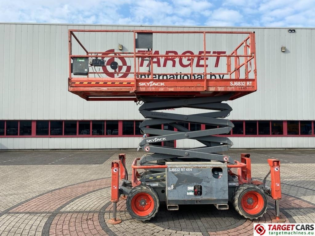 Ножничный подъемник SkyJack SJ6832 RT Diesel 4x4 Scissor Work Lift 1180cm: фото 5 Ножничный подъемник SkyJack SJ6832 RT Diesel 4x4 Scissor Work Lift 1180cm: фото 5