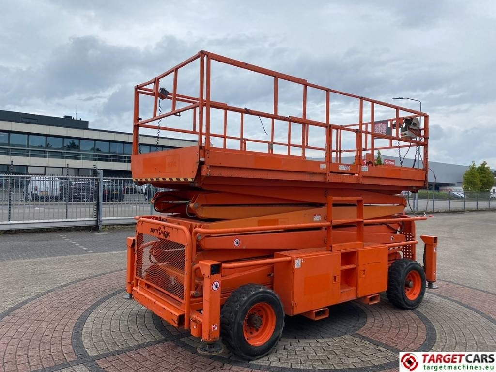 SkyJack SJ9250 RT Diesel 4x4 Scissor Work Lift 1720cm - Ножничный подъемник: фото 3 SkyJack SJ9250 RT Diesel 4x4 Scissor Work Lift 1720cm - Ножничный подъемник: фото 3