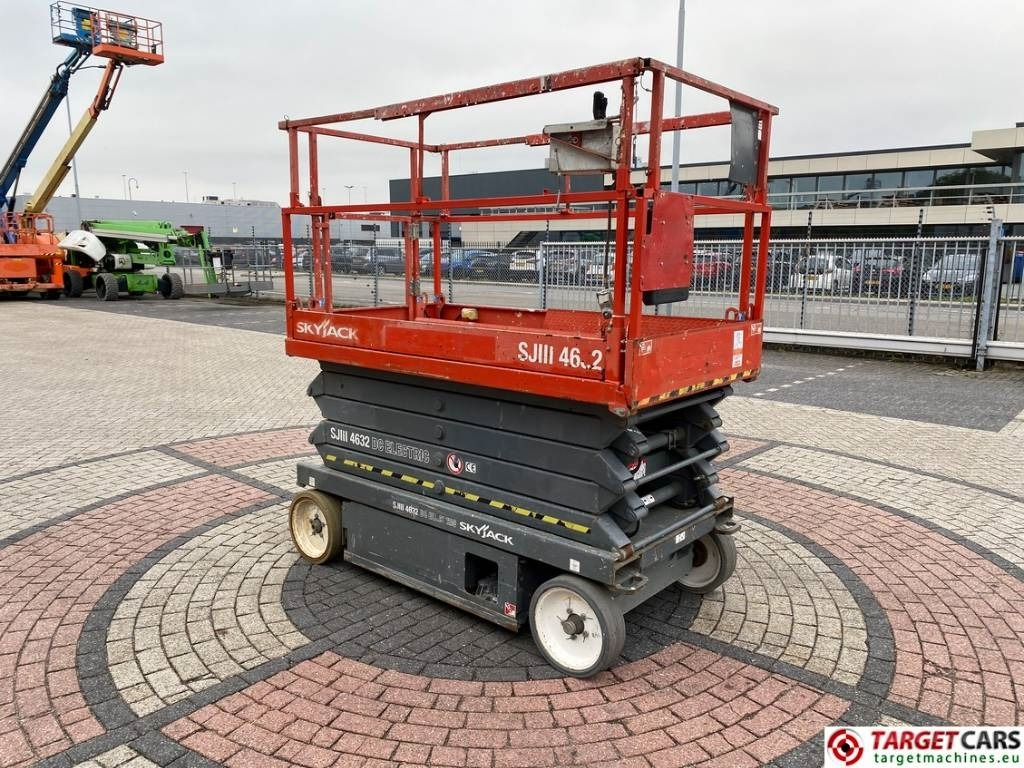 SkyJack SJIII-4632 Electric 4632 Scissor Work Lift 1170cm  - Ножничный подъемник: фото 2 SkyJack SJIII-4632 Electric 4632 Scissor Work Lift 1170cm  - Ножничный подъемник: фото 2