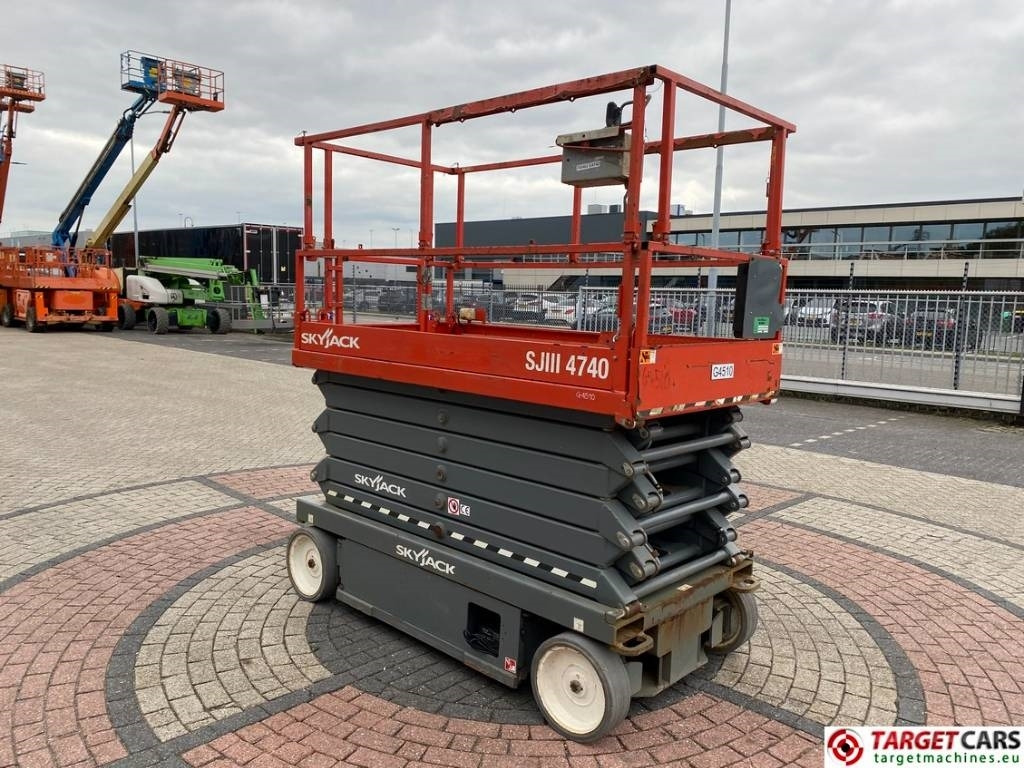 SkyJack SJIII-4740 Electric 4740 Scissor Work Lift 1380cm - Ножничный подъемник: фото 2 SkyJack SJIII-4740 Electric 4740 Scissor Work Lift 1380cm - Ножничный подъемник: фото 2
