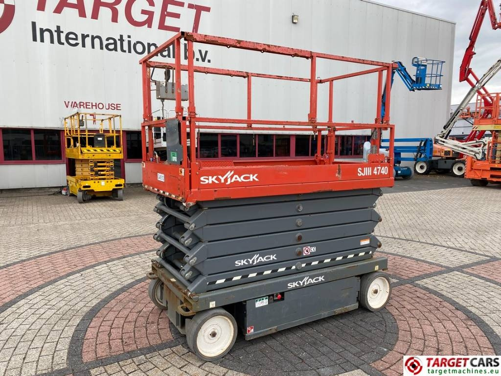 SkyJack SJIII-4740 Electric 4740 Scissor Work Lift 1380cm - Ножничный подъемник: фото 1 SkyJack SJIII-4740 Electric 4740 Scissor Work Lift 1380cm - Ножничный подъемник: фото 1